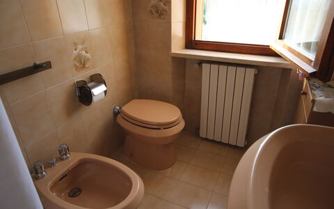 Il Paradiso tra Gli Ulivi: Asiento Del Baño, Baño, Arreglo De Tubería, Baño, Piso, Suelo, Lavabo, Diseño De Interiores, Lavabo Del Baño, Plomería
