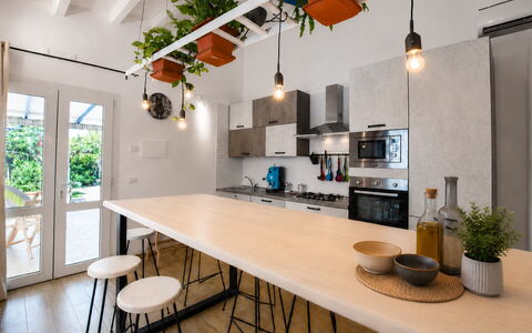 Villa Didymos: Mueble, Diseño De Interiores, Piso, Cocina, Pared, Lámpara, Madera, Mostrador, Techo, Suelo