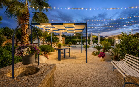 Villa Didymos: Jardín, Maceta, Sombra, Paisajismo, Patio, Mueble Para Exteriores, Eco Hotel, Yarda, Estructura Al Aire Libre, Pérgola