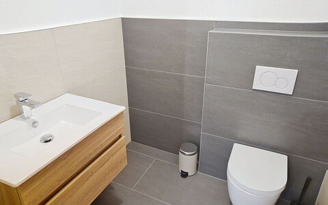 Eben: Piso, Suelo, Baño, Asiento Del Baño, Arreglo De Tubería, Baño, Diseño De Interiores, Loseta, Plomería, Lavabo Del Baño