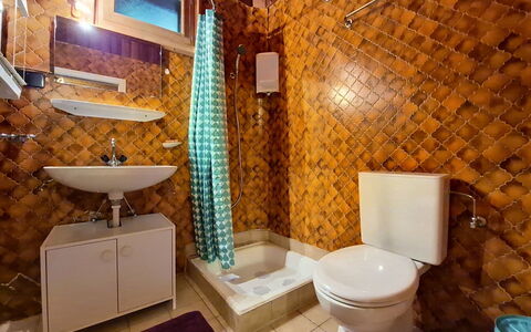 Le Mayen D'Ovronnaz: Diseño De Interiores, Piso, Arreglo De Tubería, Madera, Suelo, Baño, Plomería, Asiento Del Baño, Lavabo, Habitación