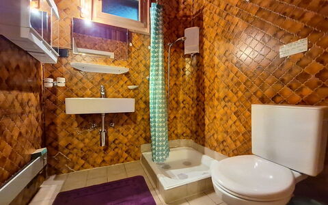 Le Mayen D'Ovronnaz: Diseño De Interiores, Arreglo De Tubería, Piso, Madera, Suelo, Baño, Plomería, Encendiendo, Grifo, Loseta