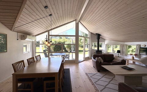 Veljan - 300M from the Sea: Madera, Techo, Diseño De Interiores, Casa, Suelo, Puerta, Cabaña, Madera Dura, Sala, Lámpara
