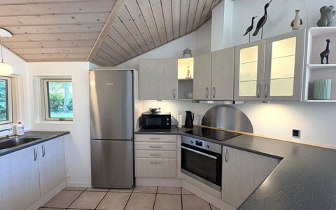 Veljan - 300M from the Sea: Cocina, Mostrador, Diseño De Interiores, Piso, Gabinetes, Aparato De Cocina, Techo, Lámpara, Electrodoméstico, Mueble
