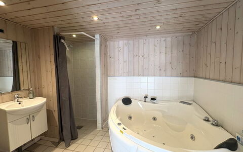 Veljan - 300M from the Sea: Suelo, Piso, Arreglo De Tubería, Diseño De Interiores, Bañera, Baño, Madera, Techo, Habitación, Plomería