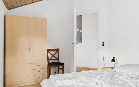 Veljan - 300M from the Sea: Mueble, Diseño De Interiores, Pared, Piso, Madera, Suelo, Habitación, Cama, Techo, Suelos De Madera