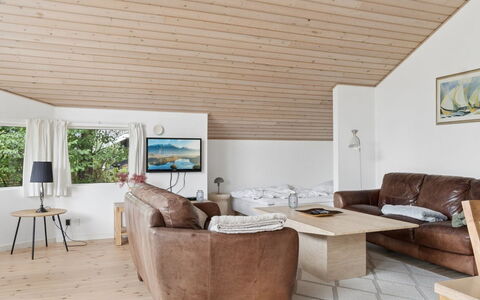 Veljan - 300M from the Sea: Mueble, Diseño De Interiores, Piso, Madera, Techo, Suelo, Sofá, Suelos De Madera, Habitación, Sala