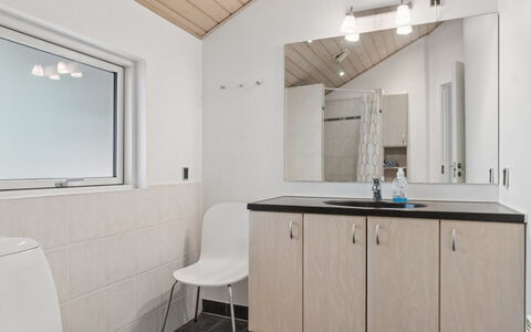 Veljan - 300M from the Sea: Arreglo De Tubería, Diseño De Interiores, Pared, Lavabo Del Baño, Piso, Lavabo, Baño, Mueble De Baño, Suelo, Grifo
