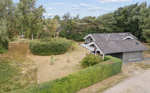 Veljan - 300M from the Sea: Casa, Techo, Casa, Cabaña, Arbusto, Cobertura Del Suelo, Inmuebles, Casa De Campo, Vía Muerta, Edificios Del Jardín