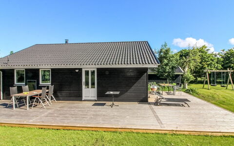 Ruka - 600M from the Sea: Madera, Casa, Mueble, Techo, Cabaña, Sala, Madera Dura, Silla, Suelos De Madera