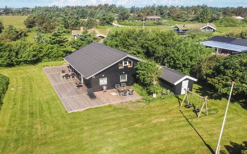 Ruka - 600M from the Sea: Madera, Casa, Mueble, Techo, Cabaña, Sala, Madera Dura, Silla, Suelos De Madera