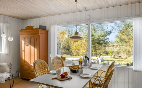 Ruka - 600M from the Sea: Mueble, Diseño De Interiores, Madera, Piso, Techo, Silla, Mesa, Comedor, Encendiendo, Lámpara