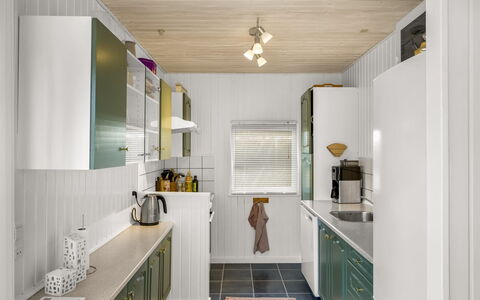 Ruka - 600M from the Sea: Cocina, Diseño De Interiores, Mostrador, Aparato De Cocina, Electrodoméstico, Piso, Techo, Madera, Lámpara, Gabinetes