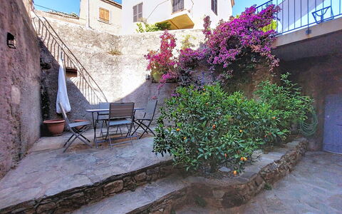 Casa Memmi Mouriès: Pared, Maceta, Escalera, Planta De Casa, Losa, Patio, Balcón, Guijarro