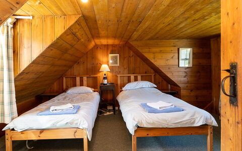 Strathnoon: Cama, Mueble, Habitación, Madera, Diseño De Interiores, Suelo, Techo, Piso, Sábana, Lecho