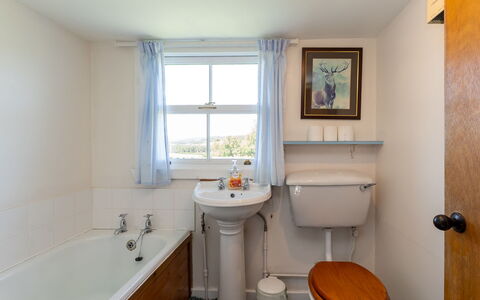 Strathnoon: Baño, Arreglo De Tubería, Diseño De Interiores, Piso, Suelo, Grifo, Plomería, Baño, Lavabo, Lavabo Del Baño