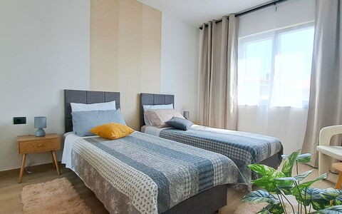 Nona: Cama, Mueble, Diseño De Interiores, Habitación, Lecho, Suelo, Piso, Sábana, Habitación, Madera