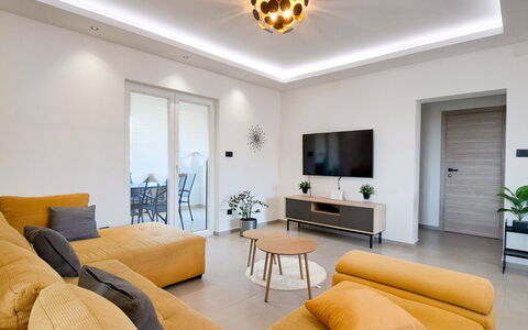 Nona: Mueble, Diseño De Interiores, Piso, Suelo, Sofá, Pared, Madera, Techo, Sala, Habitación