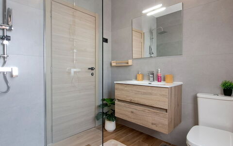Nona: Piso, Arreglo De Tubería, Suelo, Baño, Mueble De Baño, Diseño De Interiores, Baño, Lavabo Del Baño, Lavabo, Grifo