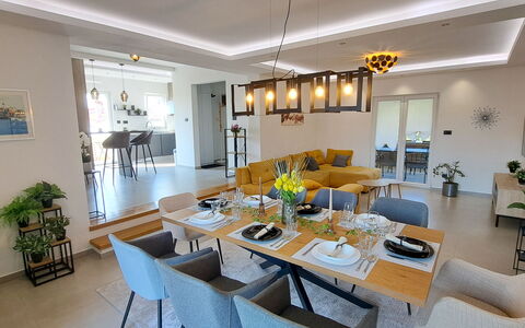 Nona: Mueble, Diseño De Interiores, Piso, Madera, Silla, Comedor, Cocina Y Comedor Mesa, Mesa, Techo, Suelo