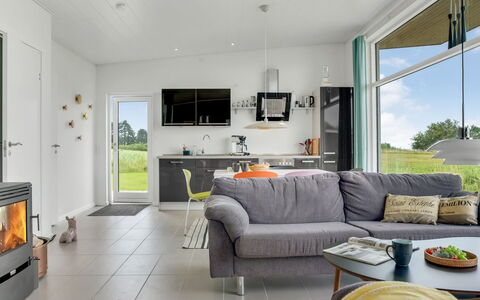 Apsolon - 100M from the Sea: Piso, Suelo, Casa, Sala, Sofá, Techo, Electrodoméstico, Silla, Sofa Cama