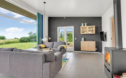 Apsolon - 100M from the Sea: Piso, Mueble, Diseño De Interiores, Madera, Suelo, Televisión, Techo, Sala, Habitación, Electrodoméstico