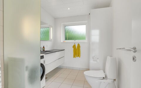Apsolon - 100M from the Sea: Piso, Suelo, Diseño De Interiores, Arreglo De Tubería, Techo, Habitación, Baño, Plomería, Casa, Baño