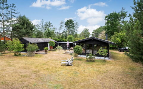 Thorunn - 250M from the Sea: Arbusto, Casa, Casa, Techo, Jardín, El Terreno Del Lote, Cabaña, Área Rural, Cobertura Del Suelo