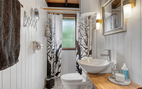 Thorunn - 250M from the Sea: Diseño De Interiores, Arreglo De Tubería, Baño, Grifo, Piso, Encendiendo, Plomería, Techo, Suelo, Lavabo