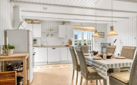 Melita - 300M from the Sea: Madera, Piso, Mueble, Diseño De Interiores, Techo, Suelo, Casa, Cocina, Cocina Y Comedor Mesa, Suelos De Madera