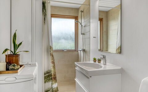 Melita - 300M from the Sea: Arreglo De Tubería, Diseño De Interiores, Baño, Piso, Lavabo, Suelo, Grifo, Mueble De Baño, Plomería, Lavabo Del Baño