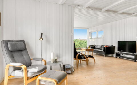 Melita - 300M from the Sea: Madera, Mueble, Piso, Suelo, Diseño De Interiores, Techo, Suelos De Madera, Sala, Habitación, Silla