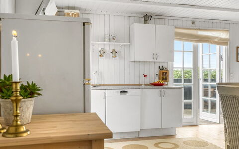 Melita - 300M from the Sea: Piso, Cocina, Madera, Diseño De Interiores, Suelo, Mostrador, Gabinetes, Electrodoméstico, Aparato De Cocina, Mueble