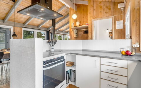 Gertrud - 800M from the Sea: Cocina, Madera, Diseño De Interiores, Techo, Piso, Mostrador, Electrodoméstico, Aparato De Cocina, Suelo, Habitación