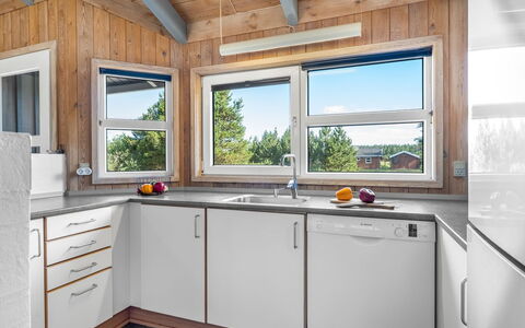 Gertrud - 800M from the Sea: Madera, Cocina, Electrodoméstico, Aparato De Cocina, Diseño De Interiores, Piso, Mostrador, Casa, Arreglo De Tubería, Electrodoméstico