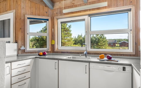 Gertrud - 800M from the Sea: Cocina, Madera, Diseño De Interiores, Electrodoméstico, Aparato De Cocina, Mostrador, Piso, Fregadero, Casa, Arreglo De Tubería