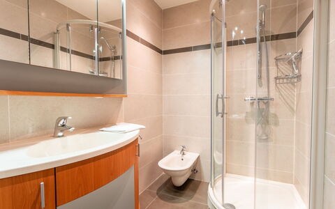 Residentie Casa Nova: Baño, Arreglo De Tubería, Piso, Diseño De Interiores, Suelo, Plomería, Lavabo Del Baño, Lavabo, Grifo, Baño