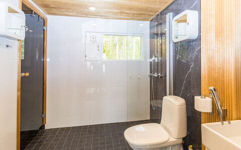 Villa Praava B: Piso, Arreglo De Tubería, Suelo, Madera, Diseño De Interiores, Techo, Baño, Baño, Lavabo Del Baño, Asiento Del Baño