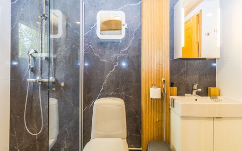 Villa Praava B: Pared, Piso, Diseño De Interiores, Arreglo De Tubería, Suelo, Baño, Baño, Lavabo Del Baño, Asiento Del Baño, Techo