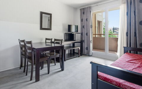 Virginia: Piso, Suelo, Diseño De Interiores, Mueble, Techo, Habitación, Departamento, Silla, Cocina Y Comedor Mesa, Suelos De Madera
