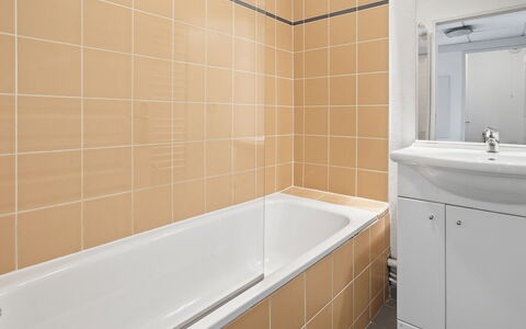 Virginia: Piso, Arreglo De Tubería, Baño, Suelo, Diseño De Interiores, Plomería, Loseta, Bañera, Material Compuesto, Grifo