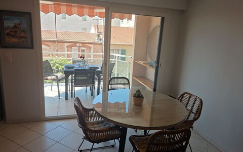 Villa Norma: Mueble, Silla, Mesa, Piso, Diseño De Interiores, Suelo, Cocina Y Comedor Mesa, Mesa De Café, Comedor, Habitación