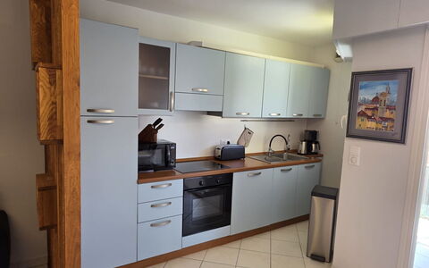 Villa Norma: Aparato De Cocina, Cocina, Mostrador, Electrodoméstico, Gabinetes, Piso, Fregadero, Mueble, Madera, Electrodoméstico