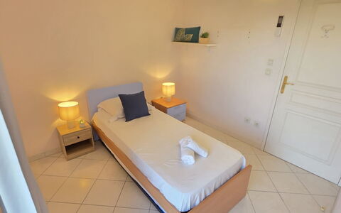 Villa Norma: Cama, Habitación, Mueble, Madera, Sábana, Suelo, Lecho, Diseño De Interiores, Marco De La Cama, Habitación