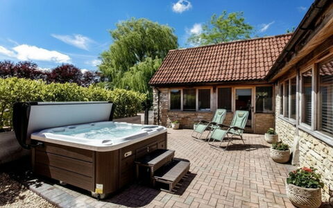 The Old Piggery at Rusty Lane Farm: Piscina, Mueble, Bañera, Recurso, Eco Hotel, Mueble Para Exteriores, Sombra, Jacuzzi, Yarda