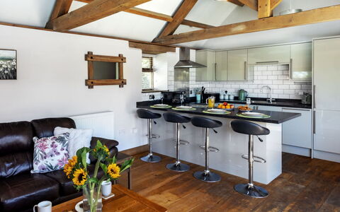 The Old Piggery at Rusty Lane Farm: Mueble, Diseño De Interiores, Piso, Madera, Techo, Suelo, Cocina, Silla, Habitación, Mostrador