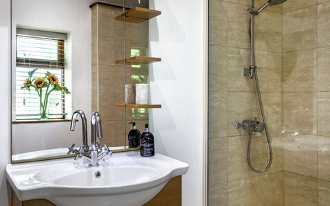 The Old Piggery at Rusty Lane Farm: Baño, Lavabo Del Baño, Arreglo De Tubería, Diseño De Interiores, Piso, Lavabo, Mueble De Baño, Suelo, Grifo, Espejo