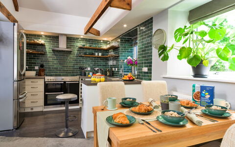 Leetor: Mueble, Cocina, Diseño De Interiores, Mostrador, Piso, Pared, Madera, Aparato De Cocina, Techo, Gabinetes