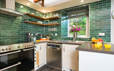 Leetor: Cocina, Piso, Mostrador, Diseño De Interiores, Aparato De Cocina, Suelo, Electrodoméstico, Loseta, Gabinetes, Mueble