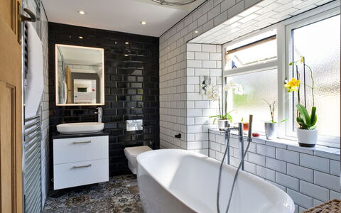Leetor: Pared, Arreglo De Tubería, Baño, Diseño De Interiores, Piso, Grifo, Lavabo, Suelo, Plomería, Loseta